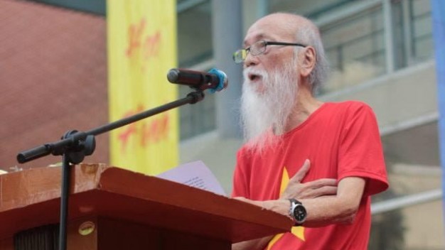 Hãy đặt tay lên lồng ngực